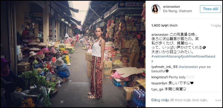 Bức ảnh chụp trong một khu chợ địa phương ở Đà Nẵng. Ariana cho biết rằng cô đi đến đâu cũng thu hút sự chú ý, không phải vì mọi người biết cô là Hoa hậu Hoàn vũ Nhật Bản, mà theo Ariana, chính bởi chiều cao đáng nể của cô (1m73).