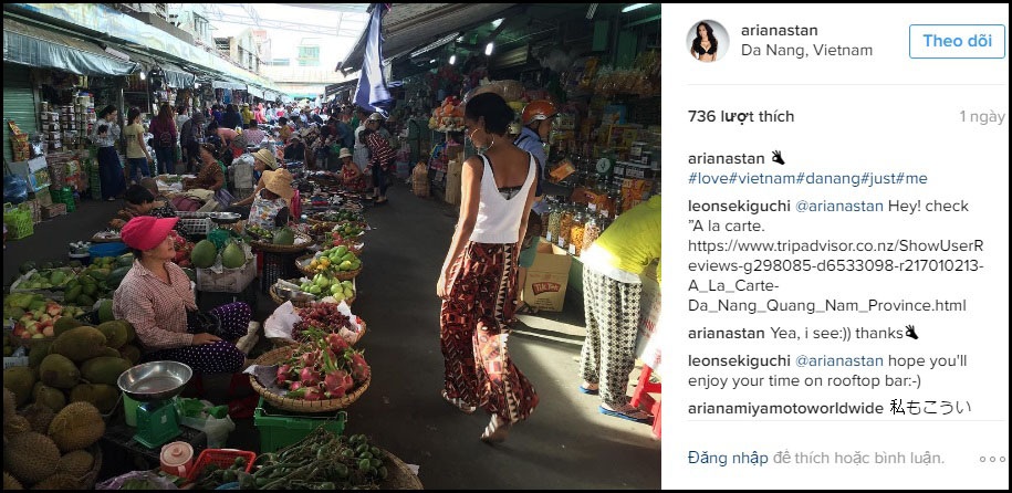 Sải bước trong một khu chợ ở Đà Nẵng.