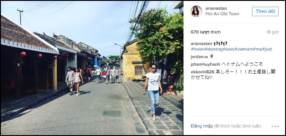 Hình ảnh Ariana tại Hội An, cô sử dụng những “hashtag” vui nhộn bên bức ảnh của mình như “xoxo” (ôm và hôn), hay “chỉ có mình tôi”. Có thể thấy Ariana rất thích thú với việc được thoải mái “tung tăng” trên đường phố như một người bình thường. Cô diện trang phục áo phông quần jean giản dị giống như bất cứ khách du lịch nào khác.
