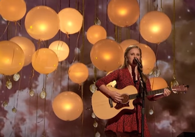 Tai nạn đáng tiếc xảy ra trong tiết mục mạo hiểm ở Tìm kiếm Tài năng Mỹ - 5 Kadie Lynn Roberson xuất hiện đầy chất nghệ sĩ trên sân khấu với cây ghita.