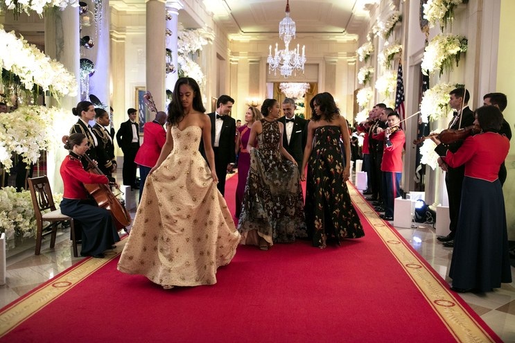 Bài báo gây sốt của ông Obama trên tạp chí phụ nữ - 3 Gia đình ông Obama trong nghi thức đón tiếp tân Thủ tướng Canada tại Nhà Trắng.