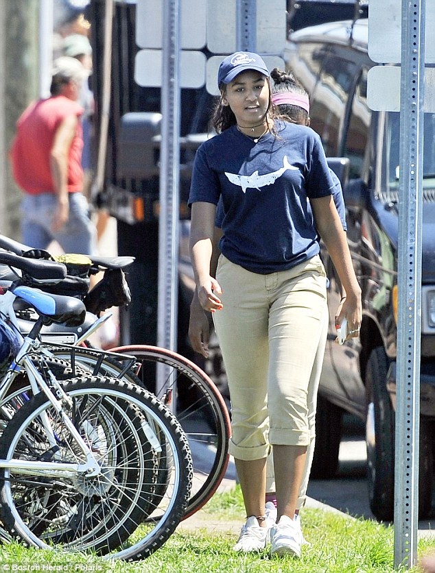 Con gái Tổng thống Obama phục vụ trong nhà hàng hải sản - 3 Trải nghiệm thực tế mà cô bé Sasha đang có khiến báo chí rất thích thú bởi rất hiếm khi ái nữ của một chính khách quyền lực lại có một trải nghiệm thực tế đến vậy.