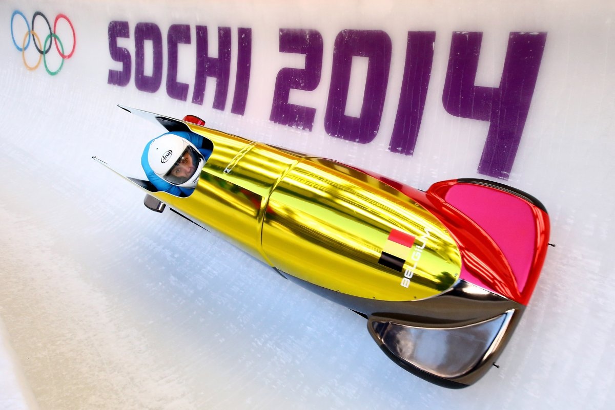 “Cho tới hôm nay, đây vẫn là công việc khiến tôi cảm thấy kinh ngạc và choáng ngợp, khi tôi kết thúc công việc sau một ngày và nhìn lại những khuôn hình mà tôi đã chụp được trong ngày hôm đó. Đôi khi cảm xúc thật nghẹt thở. Công việc rất vất vả, căng thẳng, áp lực, nhưng đó là nghề nghiệp của chúng tôi. Các vận động viên thi đấu với ‘vận tốc ánh sáng’ và chúng tôi buộc phải theo kịp để bắt được những khoảnh khắc xuất thần của họ”. Ảnh: Đội tuyển trượt băng của Bỉ luyện tập trước ngày thi chính thức tại Thế vận hội Olympic Mùa đông Sochi 2014.