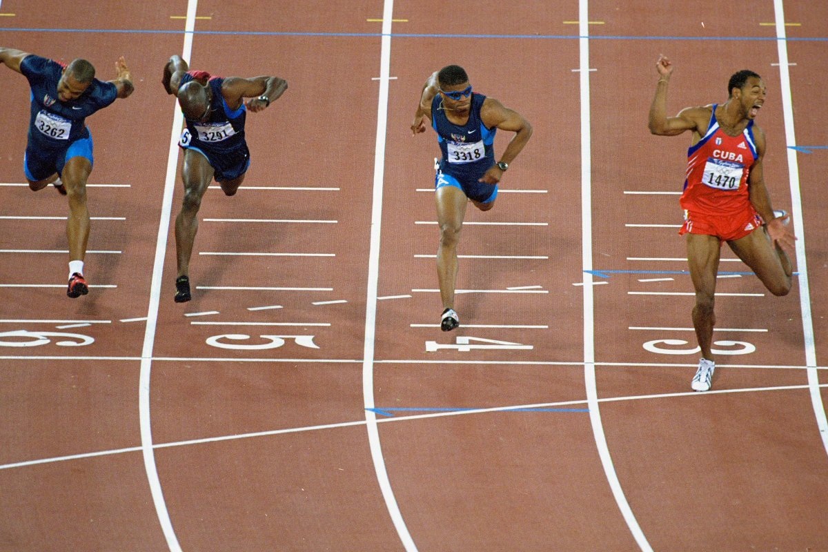 Một khi bức ảnh đã được chụp, cắt góc, biên tập và gửi tới các hãng tin mua ảnh, chỉ trong vòng giới hạn thời gian 2 phút, ảnh được đặt hàng sẽ xuất hiện trên các trang báo. Ảnh: Những vận động viên thi chạy vượt rào băng qua vạch đích ở Thế vận hội Sydney 2000.