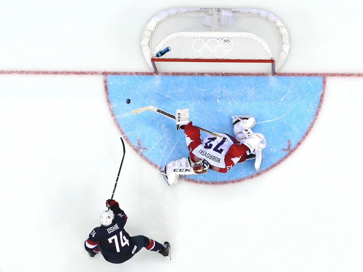 Những bức ảnh chụp tại Thế vận hội Mùa đông luôn đưa lại những thách thức khác biệt so với Thế vận hội Mùa hè. Ảnh: Một trận đấu khúc côn cầu giữa đội tuyển Nga và Mỹ tại Thế vận hội Sochi.