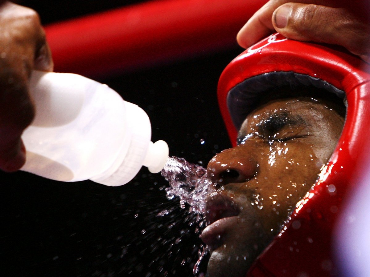 “Làm phóng viên ảnh tại Thế vận hội Olympic là một công việc khó kinh khủng. Chỉ riêng đòi hỏi về thể lực đã đủ khiến bạn có thể bị vắt kiệt sức”. Ảnh: Võ sĩ người Cuba - Yankiel Leon - trong phút nghỉ giải lao giữa hai hiệp đấu tại Thế vận hội Bắc Kinh 2008.