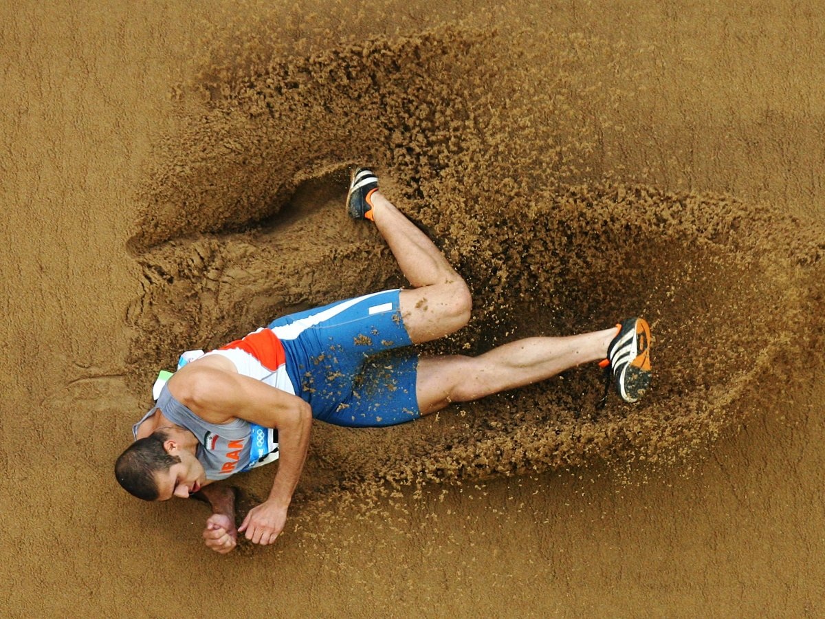 Để chuẩn bị cho mỗi kỳ tác nghiệp tại Thế vận hội, Bello và các đồng nghiệp của mình luôn phải có quãng thời gian chuẩn bị về thể lực để theo kịp sự kiện. Ảnh: Vận động viên Hadi Sepehrzad của Iran tranh tài tại phần thi nhảy xa ở Thế vận hội Olympic Bắc Kinh.