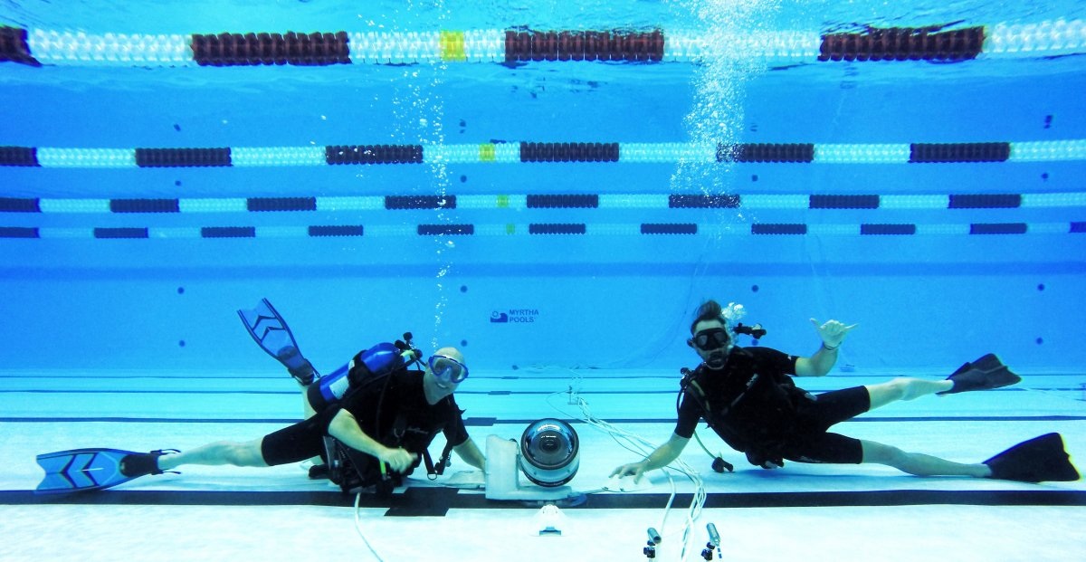 “Mỗi lần tác nghiệp tại Olympic là một lần chúng tôi làm việc cuồng nhiệt, say sưa bởi tất cả đều phải làm việc hết công suất, rất vất vả, và phải sẵn sàng cho mọi tình huống”. Ảnh: Al Bello (trái) và một đồng nghiệp đang lắp đặt máy ảnh dưới đáy hồ tại Olympic Rio.