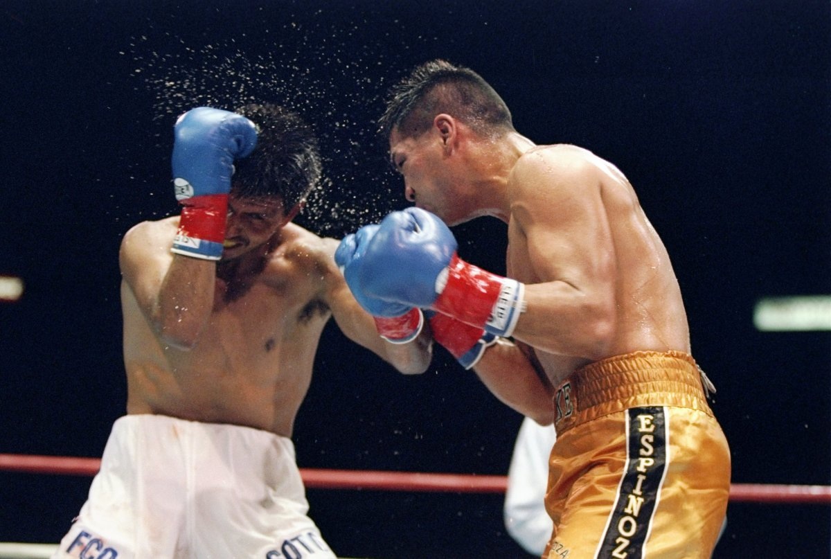 Al Bello bắt đầu sự nghiệp nhiếp ảnh thể thao từ thập niên 1990 ở bộ môn quyền anh. Ảnh: Võ sĩ Francisco Soto và Paul Banke trong một trận đấu hồi năm 1993.