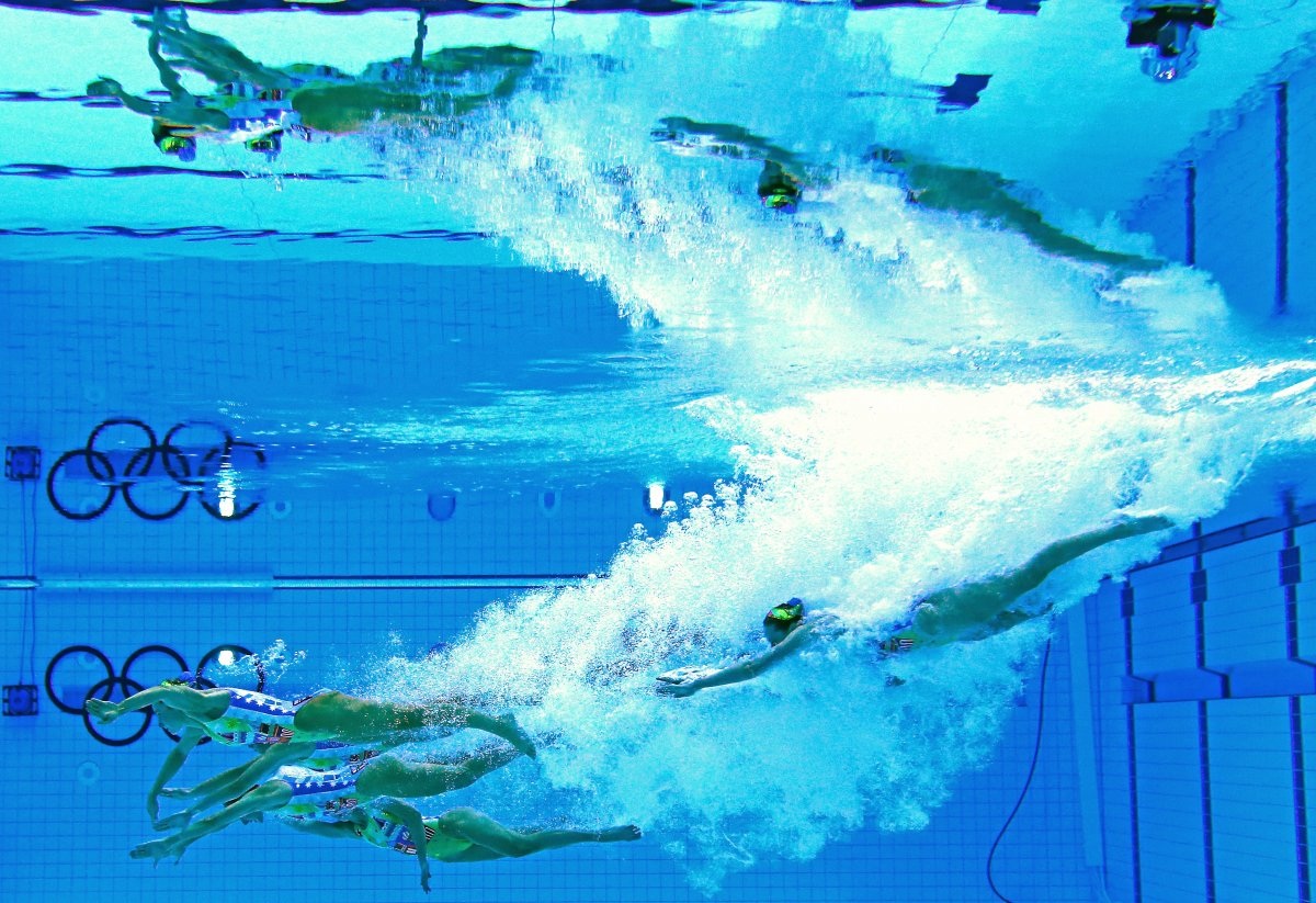 “Làm phóng viên ảnh ở Olympic rất căng thẳng, như đang trong một cỗ máy nghiền phóng viên vậy, tôi không thể nào cảm thấy vui vẻ, thoải mái, cho tới tận khi hoàn thành công việc và được trở về nhà. Khi bạn phải đặt nhiều tâm sức để chụp được những bức ảnh đẹp, đáp ứng được tiêu chí của các hãng tin, khi ảnh của bạn được sử dụng và được đánh giá cao, lúc đó, mọi nỗ lực đã bỏ ra mới trở nên xứng đáng”. Ảnh: Đội tuyển Úc tranh tài tại Olympic London 2012.