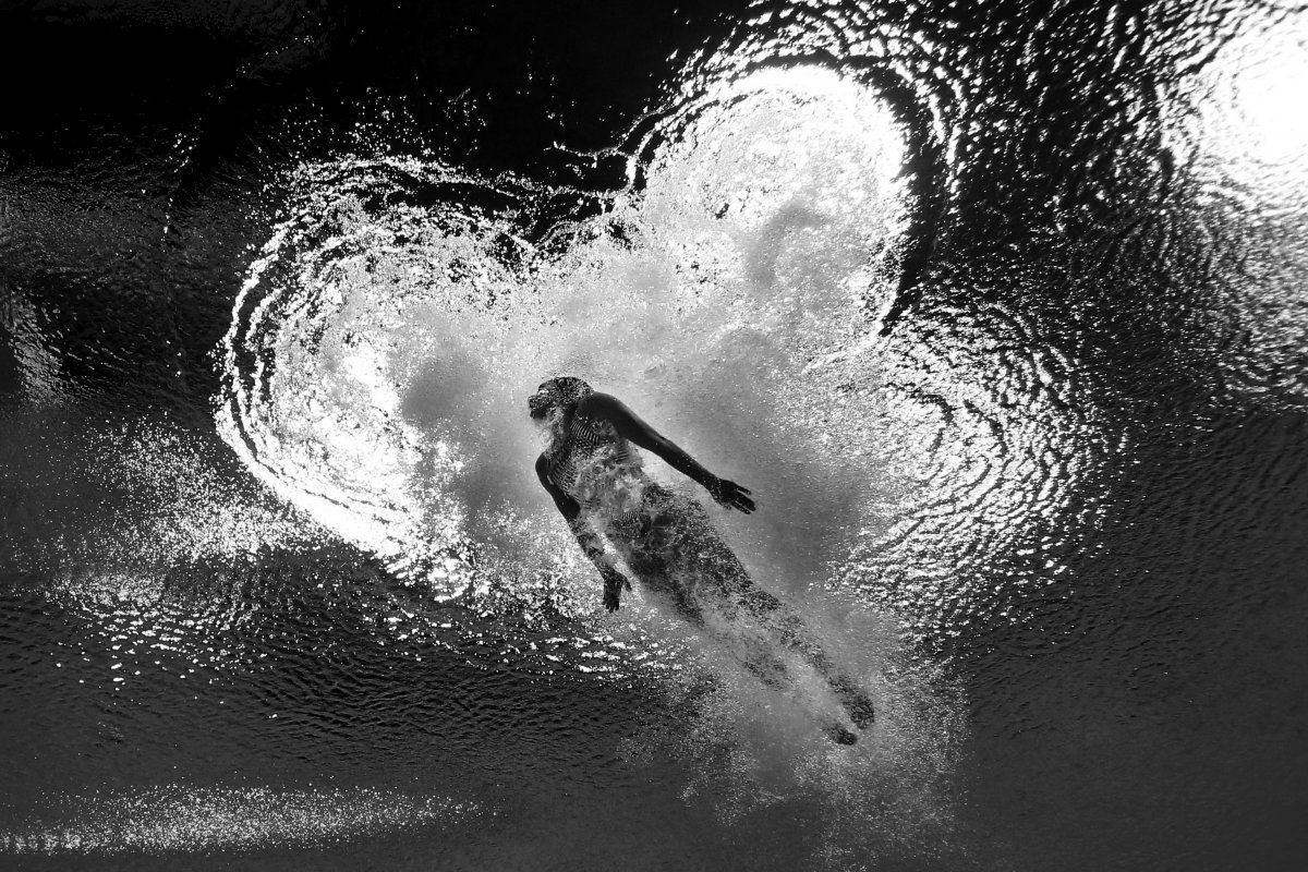 Bức ảnh chụp một vận động viên lặn người Mỹ tại Olympic London 2012. Đây là một trong những bức ảnh được đánh giá cao nhất của Al Bello. Ảnh: Vận động viên Christina Loukas ngoi lên mặt nước và tạo thành một vòng sóng nước lan tỏa hình trái tim.