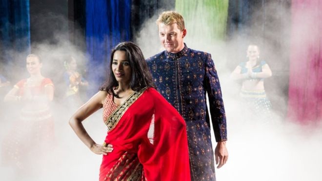 Tanishtha Chatterjee và Brett Lee trong một cảnh phim của “UnIndian” (Không phải người Ấn).