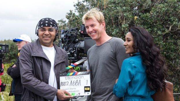 Đạo diễn phim “UnIndian” - Anupam Sharma trên phim trường với hai diễn viên chính của phim - Brett Lee và Tanishtha Chatterjee.