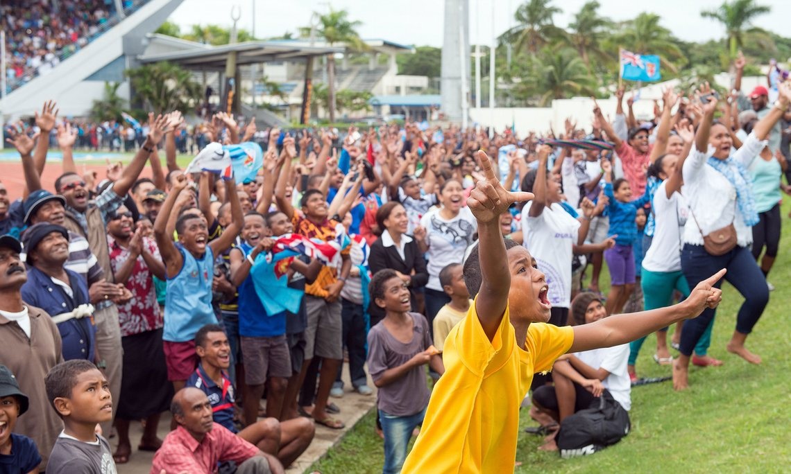 Toàn dân nghỉ làm vì huy chương vàng Olympic - 1 Người dân Fiji tập trung ở sân vận động ANZ của thủ đô Suva để theo dõi trực tiếp qua màn hình lớn trận đấu chung kết giữa đội tuyển bóng bầu dục nam 7 người của Fiji và đội tuyển của Vương quốc Anh. Cuối cùng, đội Fiji đã giành chiến thắng cách biệt 43-7.