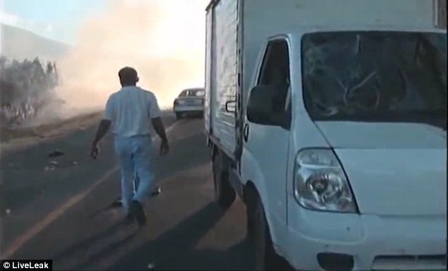 Bản tin ngắn về tai nạn giao thông đã bị dư luận El Salvador chỉ trích vì sự vô cảm của ê-kíp phóng viên thực hiện.