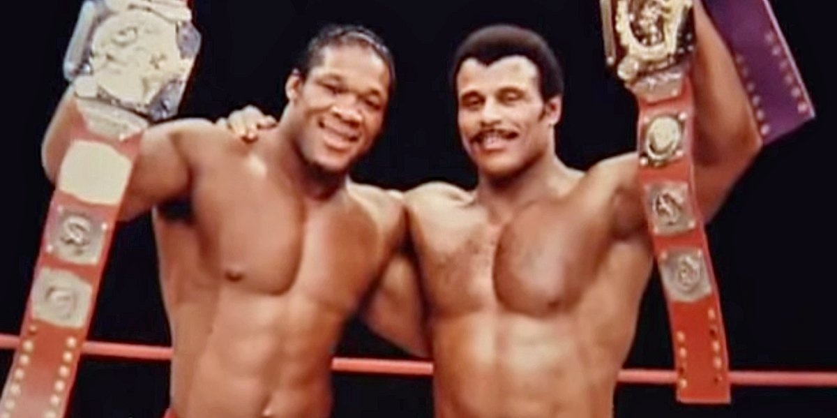 Đấu vật vốn đã là môn thể thao “ăn vào máu” của Dwayne Johnson bởi cha của anh - Rocky Johnson - vốn cũng là một đô vật nổi tiếng, đó là chưa kể ông nội của anh cũng từng là một đô vật. Trong ảnh, người đàn ông bên phải chính là cha của Dwayne Johnson trên võ đài.