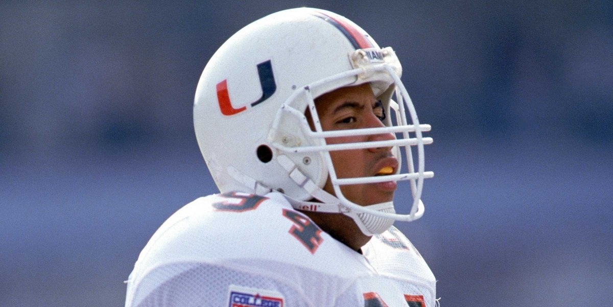 Dù vậy, thoạt tiên “Đá tảng” không khởi nghiệp đô vật ngay, môn thể thao đầu tiên mà anh theo đuổi là bóng bầu dục. Là ngôi sao của đội tuyển bóng bầu dục trường trung học, Dwayne tiếp tục chơi bóng trong những năm học Đại học và khiến các đội đều phải dè chừng vì phong độ thi đấu xuất sắc. Năm 1991, ở tuổi 19, Dwayne đã được gọi vào đội tuyển bóng bầu dục quốc gia.