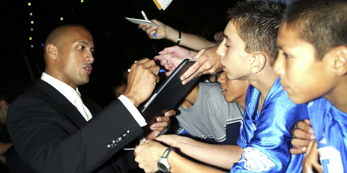 Sự nổi tiếng của Dwayne “Đá tảng” đã khiến Hollywood để ý tới người đàn ông sở hữu những cơ bắp cuồn cuộn. Trước tiên, xuất hiện những lời mời từ các chương trình giải trí trên truyền hình. Khi nhận được những lời mời đầu tiên, Dwayne đã rất kinh ngạc, sửng sốt, và đương nhiên, “Đá tảng” không bỏ qua cơ hội để trở nên nổi tiếng hơn, cả trong và ngoài võ đài.