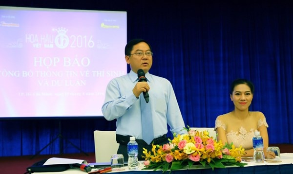 Bê bối Nguyễn Thị Thành và ê-kíp - Kỳ 1: Ngụy tạo, lừa dối - 1 Trưởng BTC Lê Xuân Sơn và Phó BTC Phạm Kim Dung chủ trì họp báo. Ảnh: Hồng Vĩnh.