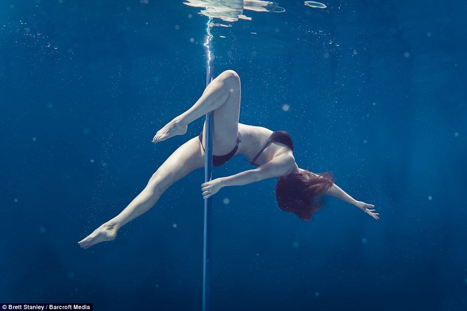 Những vũ công múa cột này phải ngụp lặn nín thở dưới nước 3 phút mỗi lần thực hiện một đúp ảnh mới.