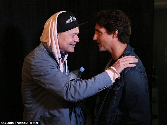 Thủ tướng Canada có mặt để từ biệt “ban nhạc quốc dân” - 5 Thủ tướng Canada - Justin Trudeau - ăn vận giản dị, có mặt trong đám đông khán giả theo dõi trực tiếp đêm nhạc tại quảng trường và đã đến tận nơi để gặp mặt “ban nhạc quốc dân”.