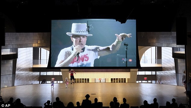Thủ tướng Canada có mặt để từ biệt “ban nhạc quốc dân” - 9 Ở nhiều thành phố tại Canada, những màn hình lớn đều dành để truyền hình trực tiếp đêm nhạc của Tragically Hip. Trong ảnh là một màn hình ở thành phố Calgary.