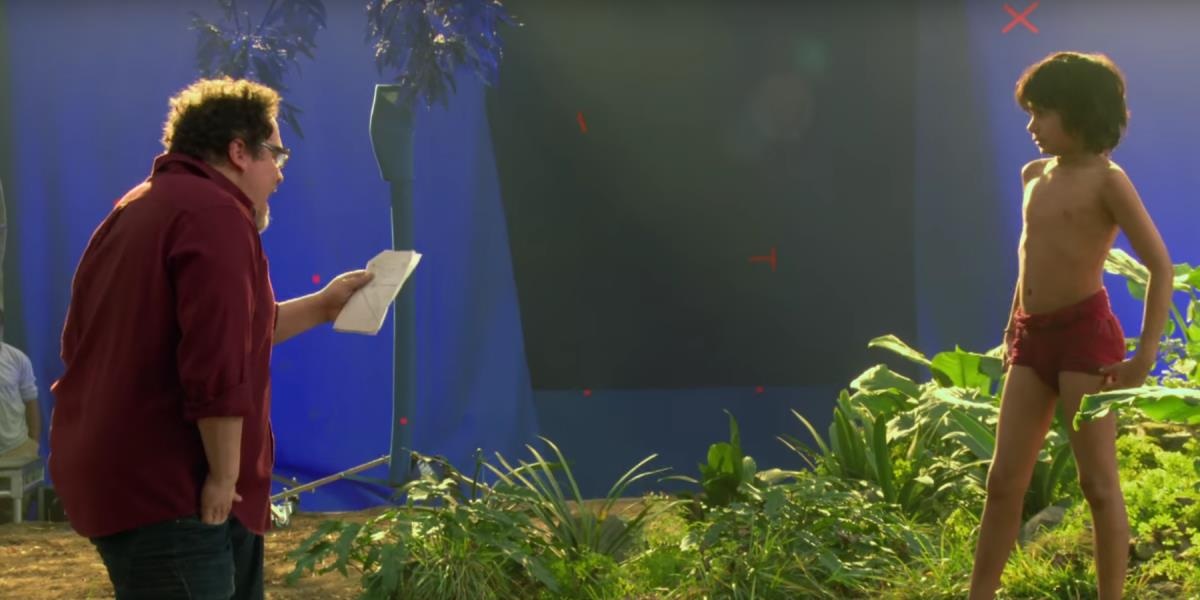 Phim trường “nghèo nàn” gây sửng sốt của “Cậu bé rừng xanh” - 28 Favreau giúp Sethi rất nhiều trong diễn xuất.