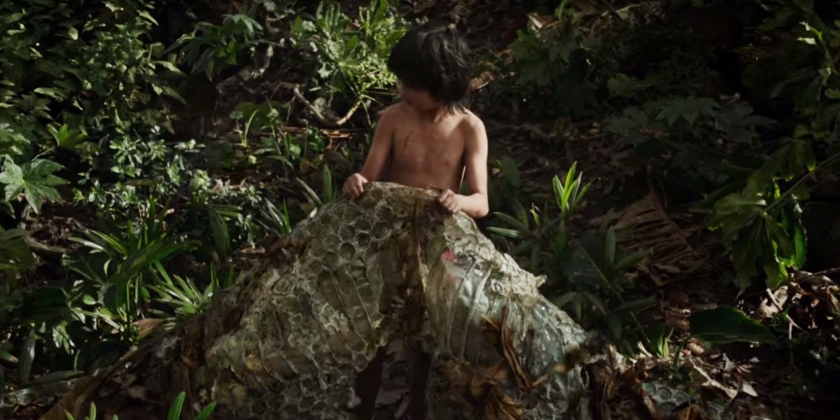 Phim trường “nghèo nàn” gây sửng sốt của “Cậu bé rừng xanh” - 5 Trong phim, cậu bé Mowgli (Neel Sethi) thường lang thang trong rừng, gặp gỡ, tiếp xúc và trò chuyện với các loài động vật hoang dã, chẳng hạn như một con trăn khổng lồ (lồng tiếng bởi Scarlett Johansson).