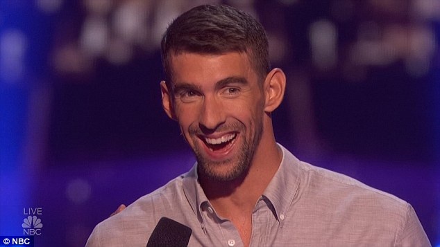 Kình ngư Michael Phelps làm giám khảo Tìm kiếm Tài năng Mỹ - 7 Vận động viên bơi lội huyền thoại của Olympic - Michael Phelps - đã xuất hiện trên sân khấu Tìm kiếm Tài năng Mỹ.