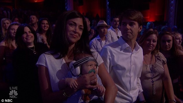 Kình ngư Michael Phelps làm giám khảo Tìm kiếm Tài năng Mỹ - 8 Bạn gái lâu năm của Michael Phelps - cô Nicole Johnson và cậu con trai Boomer đã có mặt tại trường quay.