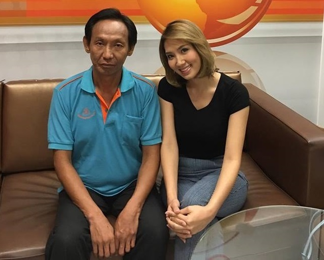 Người đàn ông vô gia cư đổi đời nhờ lòng trung thực - 2 Ông Woralop được các kênh truyền hình Thái Lan mời phỏng vấn.