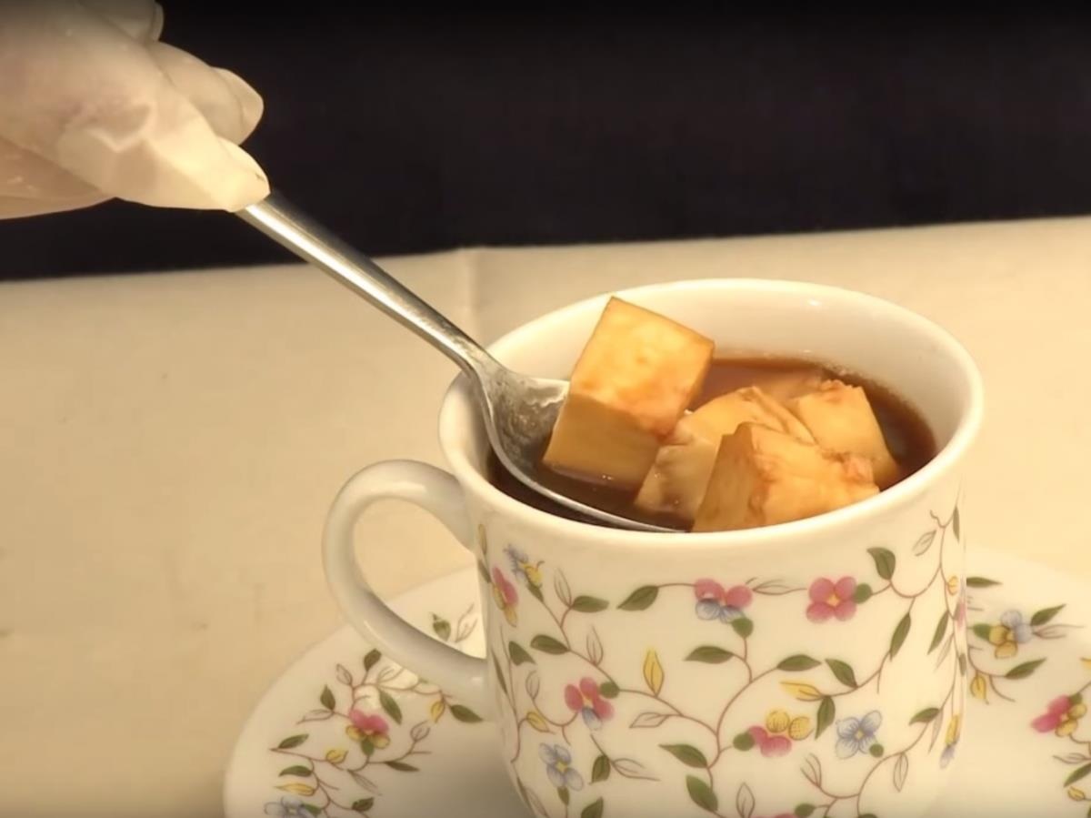 “Kaffeost” của Phần Lan: Café nóng được rót lên trên những viên phó-mát “juustoleipä”. Mặc dù nghe chừng phó-mát có thể phá vị café và khiến thức uống này bớt đi sức hấp dẫn, nhưng người Phần Lan lại rất say mê sự kết hợp lạ lùng này.