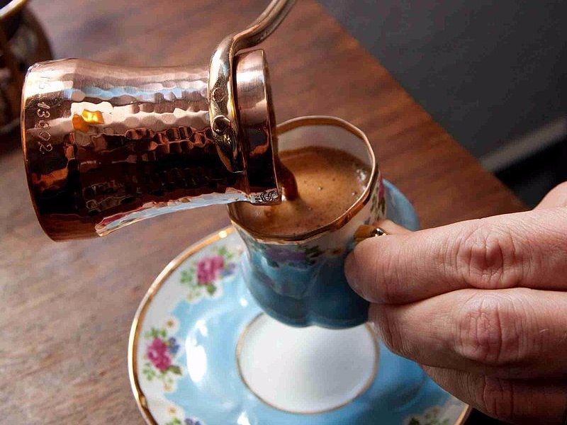 “Türk Kahvesi” của Thổ Nhĩ Kỳ: Hạt café rang thơm rồi đem xay nhuyễn, đun sôi trong một bình đồng được gọi là “cezve”. Café Thổ Nhĩ Kỳ đặc biệt ở chỗ người ta không dùng bất cứ thứ gì để lọc bã café, mà để bã tự lắng xuống đáy bình. Điều đó có nghĩa là trong tách café của bạn có lẫn một lượng bột.
