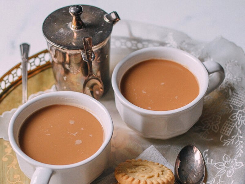 “Yuanyang” của Malaysia: Thức uống hấp dẫn này có thể uống nóng hoặc lạnh tùy thích. Trong một tách “yuanyang” có ba phần là café đen và 7 phần là trà sữa. Đây là một sự kết hợp giữa café, trà và sữa.