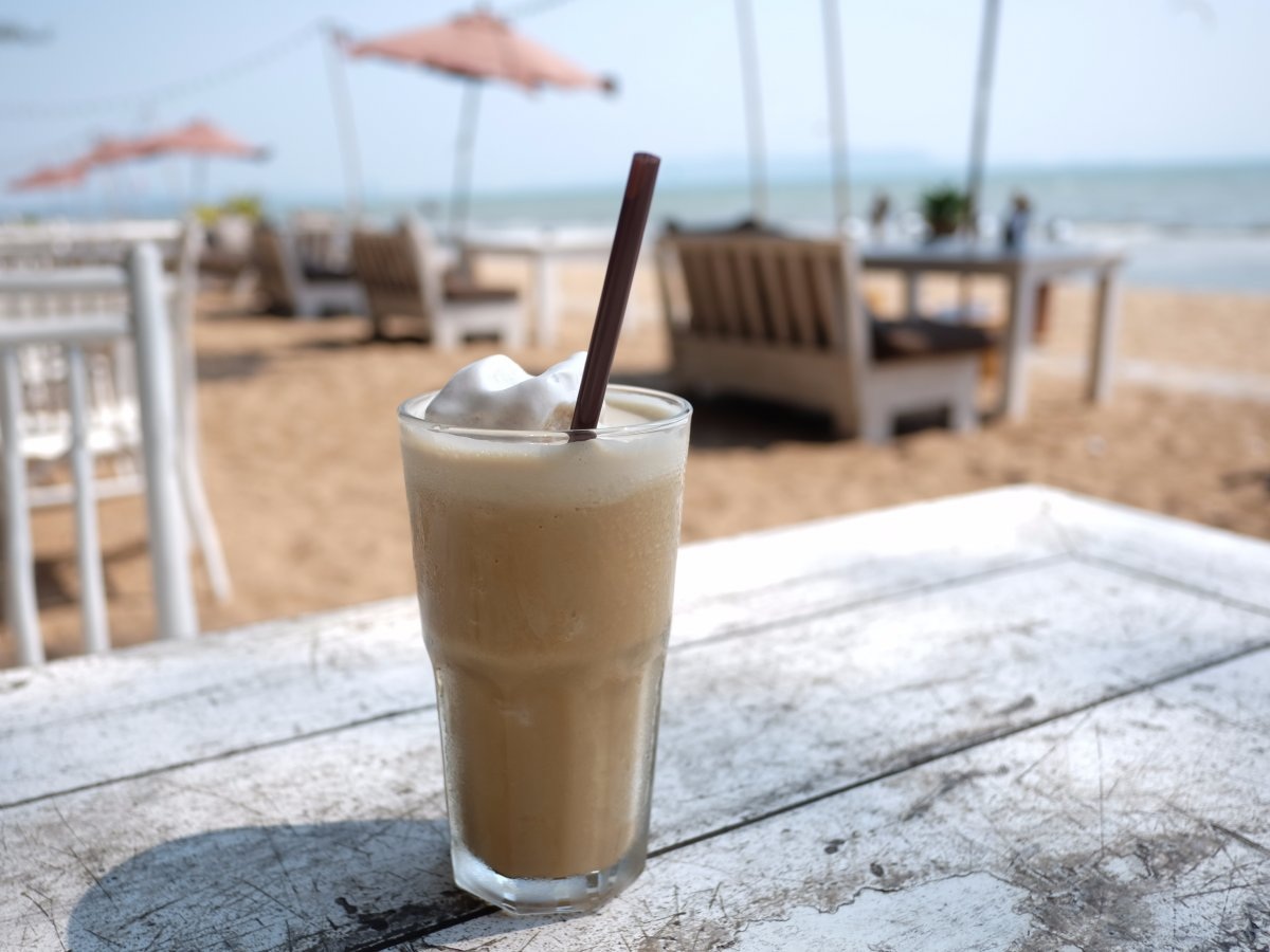 “Frappé” của Hy Lạp: “Frappé” là thức uống mùa hè yêu thích của người dân Hy Lạp, bao gồm café tan trộn đá bào và rót đầy bọt sữa.