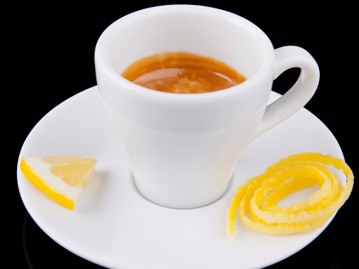 “Espresso Romano” của Ý: Một tách espresso đích thực của Ý thường có một lát chanh đi kèm, vị chanh được cho là giúp vị ngọt của tách café trở nên rõ rệt hơn.
