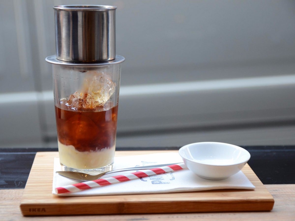 Cà phê sữa đá của Việt Nam: Được biết tới là một thức uống vừa ngọt vừa đậm đặc, cà phê sữa đá của Việt Nam được pha chế từ hạt cà phê rang xay thô, không cầu kỳ, sau đó dùng phin để chế từng giọt vào một chiếc tách có sữa đặc dưới đáy, khi hoàn tất quá trình đòi hỏi sự chờ đợi nhẫn nại đó, người dùng có thể cho thêm đá để tận hưởng một ly cà phê sữa đá mát lịm “tỉnh người”.