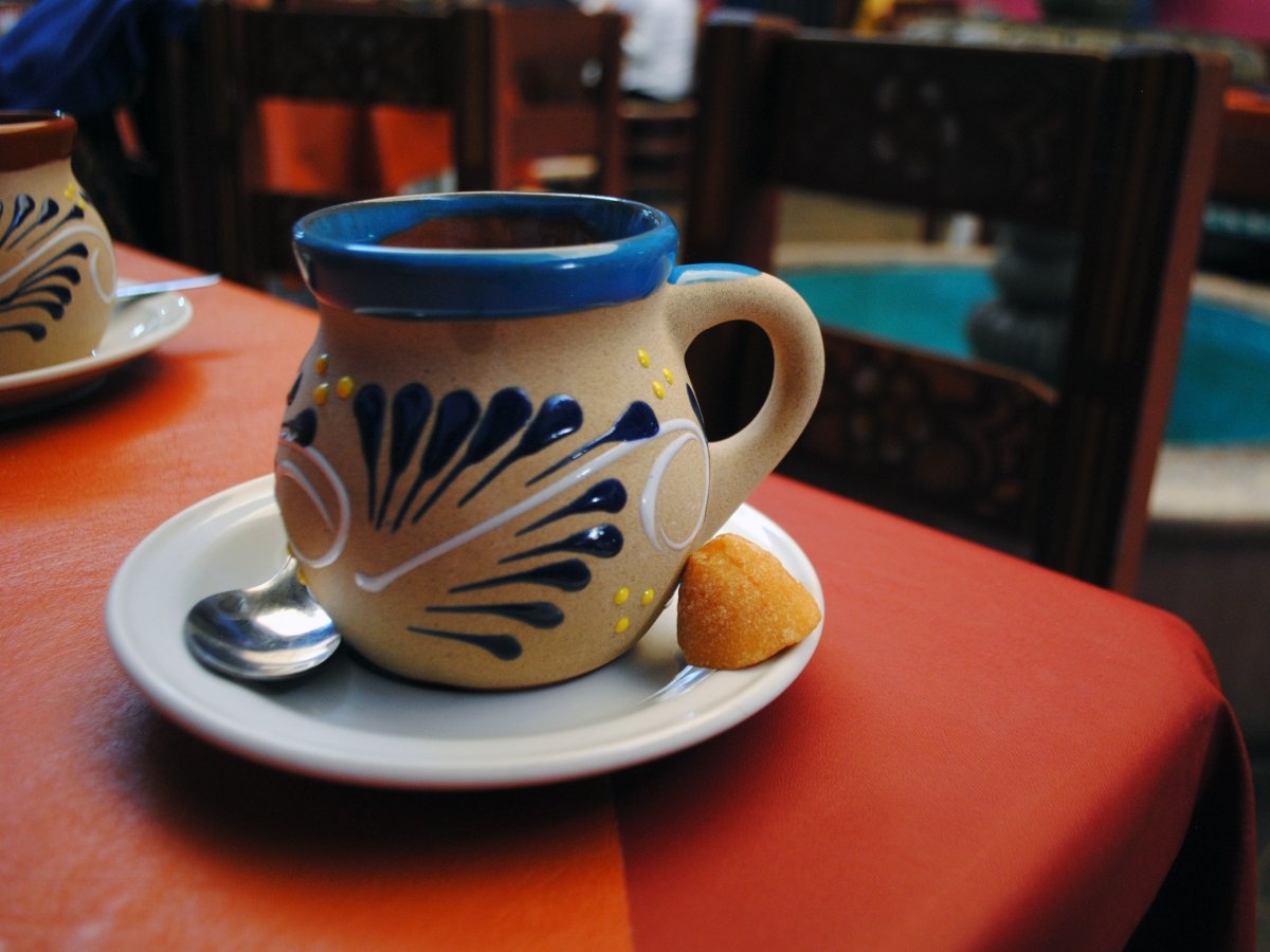 “Café de Olla” của Mexico: Được đun sôi với một thanh quế, thức café truyền thống của Mexico sử dụng đường mía chưa tinh luyện. Chiếc tách đặc trưng của “Café de Olla” là một chén đất nung giản dị mà người dân bản địa tin rằng giúp đưa lại hương vị ngon hơn cho café.