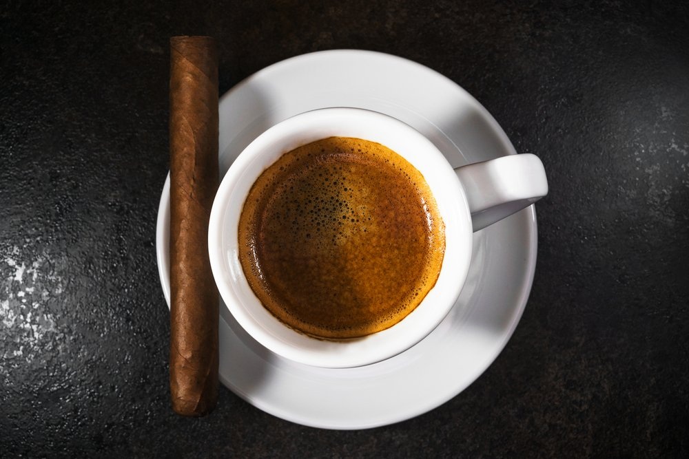 “Café Cubano” của Cuba: Tách café đặc trưng của người Cuba khá nhỏ nhưng không thể “xem thường” bởi nó rất đậm đặc. Café Cubano về cơ bản là một tách espresso dùng với đường.