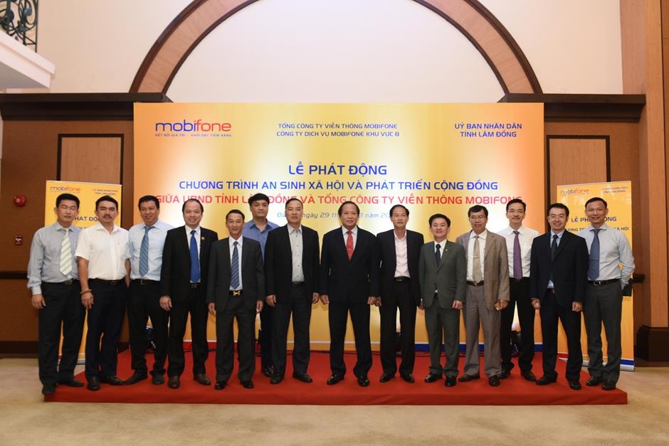 Mobifone trao tặng 2 tỷ đồng cho hoạt động an sinh xã hội và phát triển cộng đồng - 1 Lãnh đạo tỉnh Lâm Đồng và MobiFone chụp hình lưu niệm trước buổi lễ