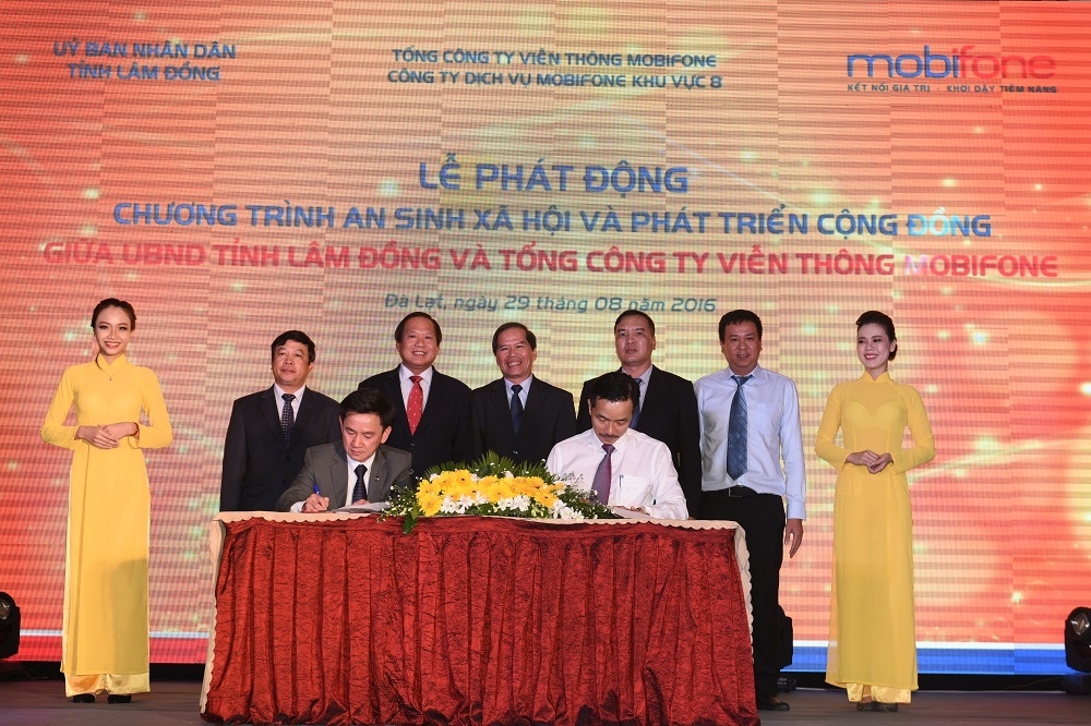 Mobifone trao tặng 2 tỷ đồng cho hoạt động an sinh xã hội và phát triển cộng đồng - 3 Ký kết thực hiện chương trình an sinh xã hội và phát triển cộng đồng giữa MobiFone và đại diện UBND tỉnh Lâm Đồng. Tổng giá trị MobiFone trao tặng: 2 tỷ đồng