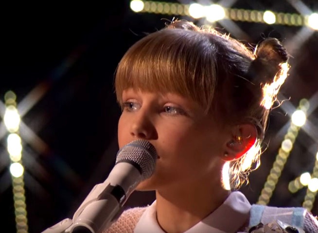 Mạo hiểm “đùa giỡn tử thần” vẫn bị loại ở Tìm kiếm Tài năng Mỹ - 2 Grace VanderWaal trình diễn nhạc phẩm tự mình sáng tác cùng với cây đàn nhỏ ukulele.