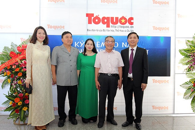 Kỷ niệm 10 năm thành lập, báo Điện tử Tổ quốc ra giao diện mới - 3 Ông Đỗ Quý Doãn, nguyên Thứ trưởng Bộ Thông tin và Truyền thông (thứ hai từ trái sang) đến chúc mừng và chụp ảnh lưu niệm cùng lãnh đạo báo điện tử Tổ quốc