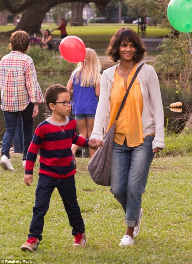Bộ phim nghẹt thở về người mẹ giải cứu con bị bắt cóc - 4 Halle Berry cho biết việc bản thân đã là mẹ của hai người con khiến cho việc nhập vai Karla trong “Kidnap” dường như đã thuộc về bản năng của cô, khiến việc diễn xuất rất tự nhiên.