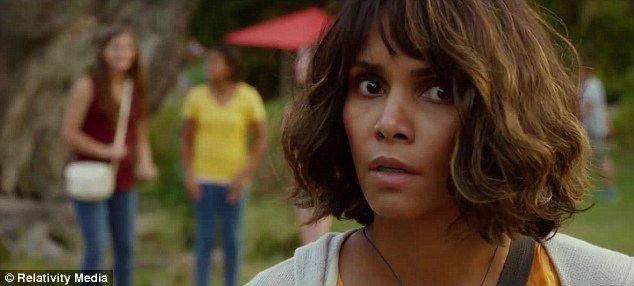 Bộ phim nghẹt thở về người mẹ giải cứu con bị bắt cóc - 7 Halle Berry trong giây phút hoảng loạn nhận ra con trai mình đã gặp phải điều chẳng lành bởi cậu bé bỗng dưng biến mất bí ẩn trong lúc hai mẹ con đang chơi trốn tìm trong công viên.