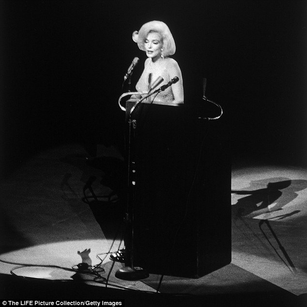 Váy hát mừng sinh nhật Tổng thống của Marilyn Monroe có giá 66 tỉ đồng - 2 Chiếc váy gắn liền với sự kiện trọng đại cuối cuộc đời Marilyn Monroe được kỳ vọng sẽ có mức giá 3 triệu đô la.