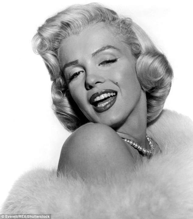Váy hát mừng sinh nhật Tổng thống của Marilyn Monroe có giá 66 tỉ đồng - 8 Chiếc váy sắp được đem ra đấu giá là một trong những trang phục nổi tiếng nhất của Marilyn Monroe. Điều mà nữ minh tinh từng yêu cầu ở nhà thiết kế Jean Louis, đó là cô muốn một bộ đầm “lịch sử” và thực sự, điều đó đã trở thành sự thật.