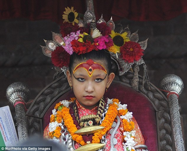 Gặp gỡ những nữ thần sống được người dân Nepal tôn thờ - 2 Nữ thần Kumari hiếm khi xuất hiện trước công chúng, các nữ thần phải sống cuộc sống rất kín đáo, lặng lẽ, khác hẳn với cuộc sống thường thấy của những trẻ nhỏ bình thường. Mỗi khi diễn ra lễ hội tôn giáo, nữ thần mới xuất hiện.