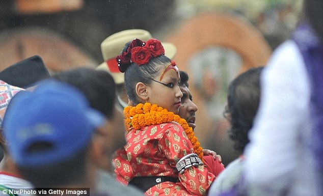 Gặp gỡ những nữ thần sống được người dân Nepal tôn thờ - 4 Nữ thần Kumari không được phép chạm chân trực tiếp xuống mặt đất, bình thường khi ở trong phòng kín, Yunika có thể bước đi trên những tấm thảm, nhưng khi xuất hiện trước người dân, cô bé không được phép bước đi, vì vậy, trong các dịp lễ hội, nữ thần sẽ luôn được bế như thế này.