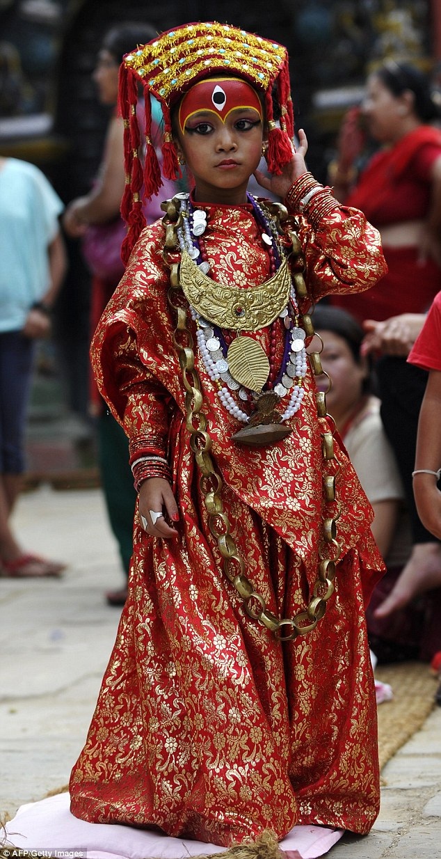 Gặp gỡ những nữ thần sống được người dân Nepal tôn thờ - 7 Mỗi vùng miền ở Nepal lại có một nữ thần Kumari của riêng mình. Cô bé Yunika là nữ thần Kumari của thành phố Patan, trong bức hình này là nữ thần Kumari của thành phố Kathmandu.